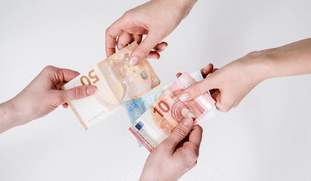 Kas notiek ar naudas cenu Covid-19 laikā?